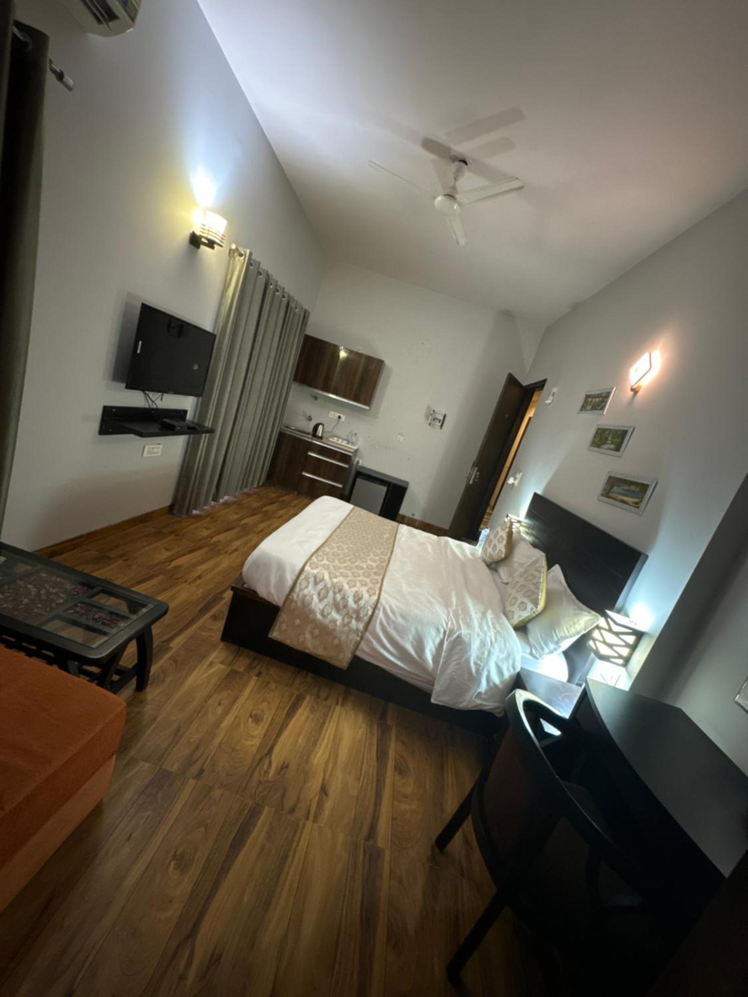 Pearl Suites At Omex Entrenity Vrindāvan Exterior foto