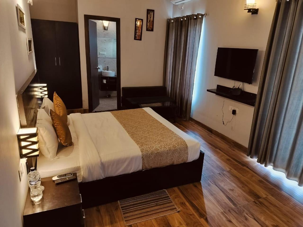Pearl Suites At Omex Entrenity Vrindāvan Exterior foto